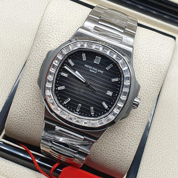Reloj estilo Patek Philippe Geneva clásico con bisel de cristal y esfera negra, perfecto para ocasiones formales y estilos sofisticados.