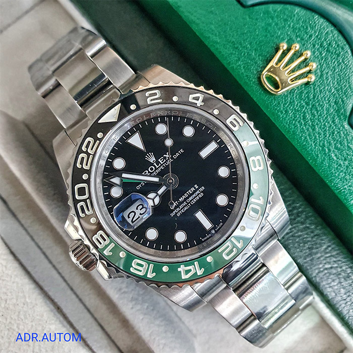 Rolex Oyster Perpetual GMT-Master II con bisel verde y negro, correa de acero inoxidable, resistente al agua y perfecto para quienes buscan lujo y funcionalidad en un reloj de alta gama.