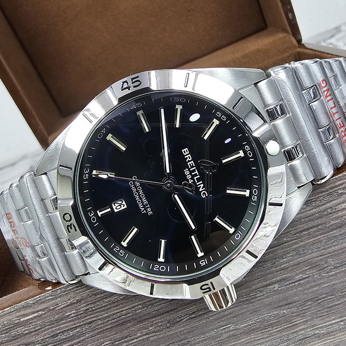 Reloj Breitling Chronomat de 44 mm con esfera negra y diseño clásico, ideal para hombres modernos.