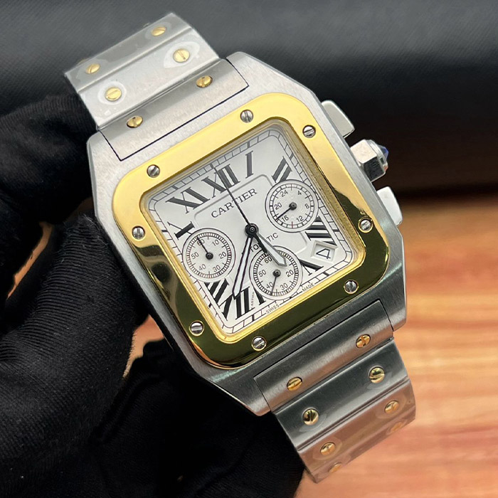 Cartier Santos Cronógrafo Automático 40mm, caja de acero inoxidable con detalles en oro, cronógrafo de alta precisión, diseño con números romanos, ideal para quienes buscan lujo y funcionalidad.