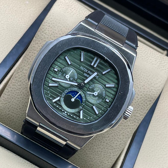 Reloj estilo Patek Philippe Geneva con esfera verde, calendario completo y fases lunares, ideal para complementar looks formales