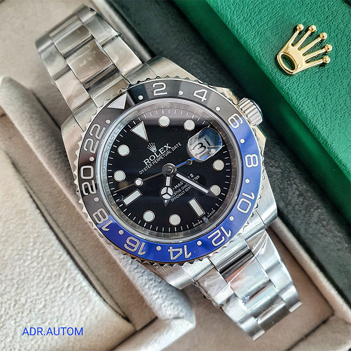 Rolex Oyster Perpetual GMT-Master II con bisel azul y negro, correa de acero inoxidable, resistente al agua y diseño icónico, ideal para viajeros frecuentes.