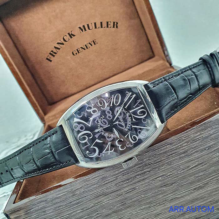 Franck Muller Geneve Platunum Rotor, reloj de lujo con esfera negra, números grandes y correa de cuero negro. Perfecto para quienes buscan exclusividad y diseño sofisticado.