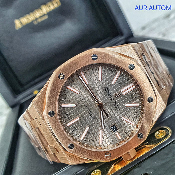 Audemars Piguet Royal Oak Automatic con caja de acero inoxidable y dial plateado, un reloj sofisticado y elegante para un estilo de vida lujoso.