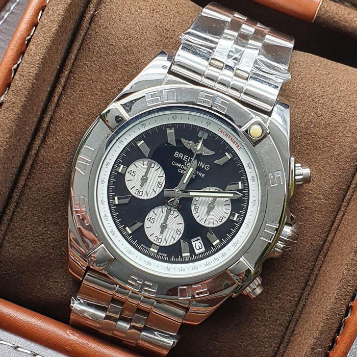 Reloj Breitling Chronometer Certifie en acero inoxidable con cronógrafo y diseño sofisticado.