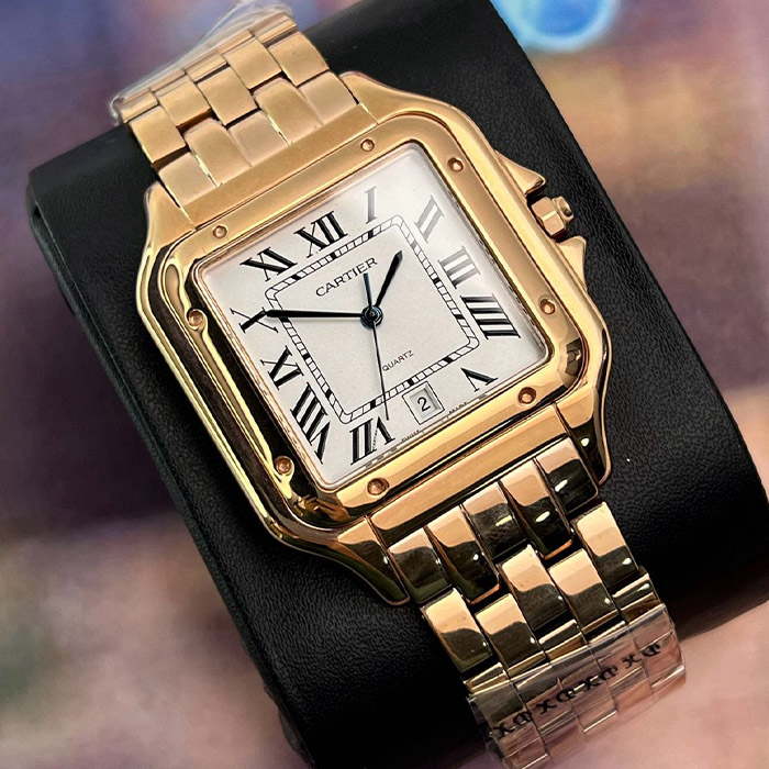 Reloj Cartier Santos Quartz 36mm con caja de acero inoxidable y detalles dorados, correa de acero y esfera con números romanos, una pieza de lujo y estilo.