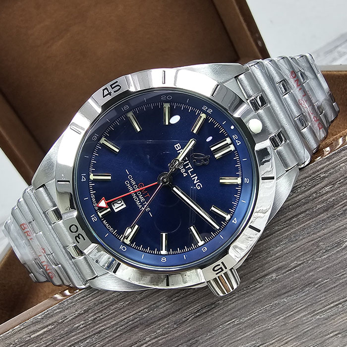 Reloj Breitling Chronomat de 44 mm con elegante esfera azul y diseño clásico, perfecto para hombres modernos.