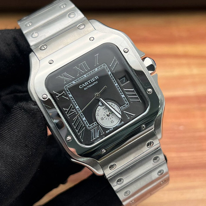 Cartier Santos Automático 38mm, elegante caja de acero inoxidable, esfera negra con números romanos, ideal para quienes buscan estilo y funcionalidad en un reloj de lujo.