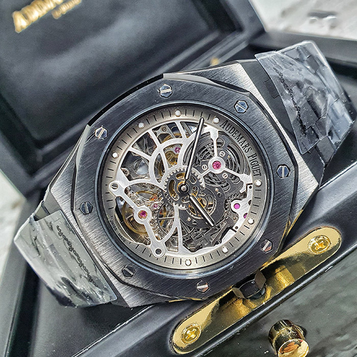 Reloj Audemars Piguet Royal Oak Skeleton en tonos oscuros, diseño con esfera abierta y mecanismo visible, perfecto para estilo sofisticado.