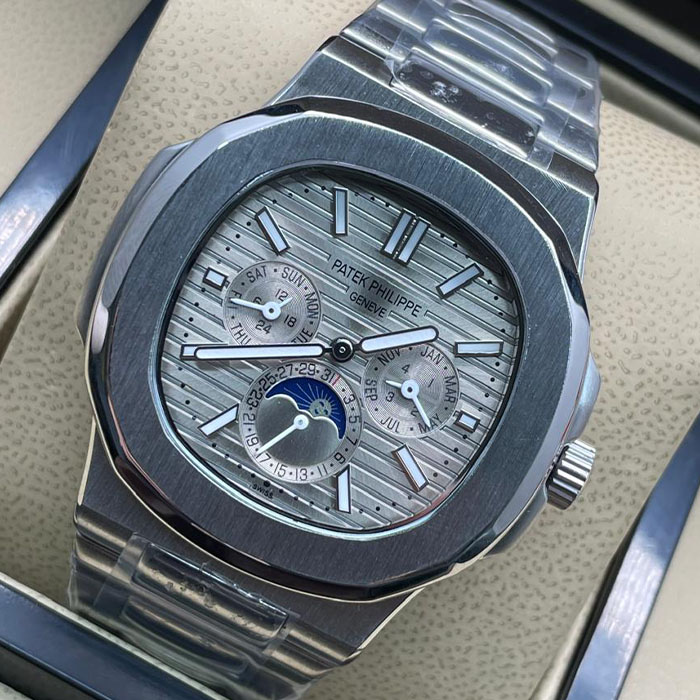Reloj estilo Patek Philippe Geneva en acero inoxidable, con esfera plateada, calendario completo y fases lunares, perfecto para estilos elegantes.