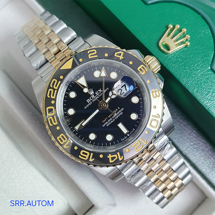 Rolex Oyster Perpetual GMT-Master II con bisel negro y dorado, correa de acero inoxidable y detalles de lujo, ideal para quienes viajan frecuentemente.