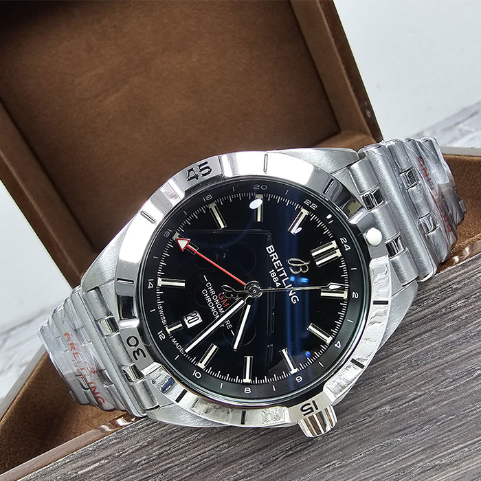 Reloj Breitling Chronomat de 44 mm con esfera negra y diseño sofisticado, perfecto para hombres de estilo clásico y moderno.