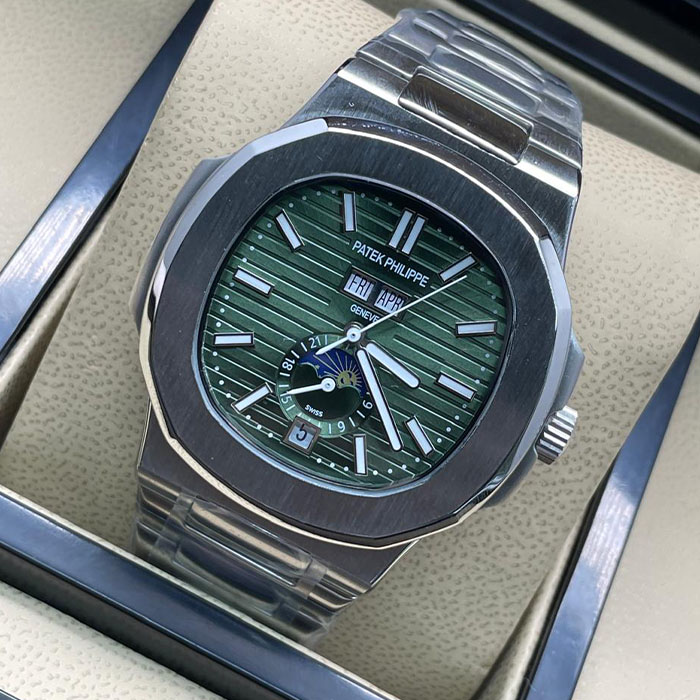 Reloj estilo Patek Philippe Geneva en acero inoxidable, esfera verde con calendario completo y fases lunares, perfecto para destacar en cualquier ocasión.