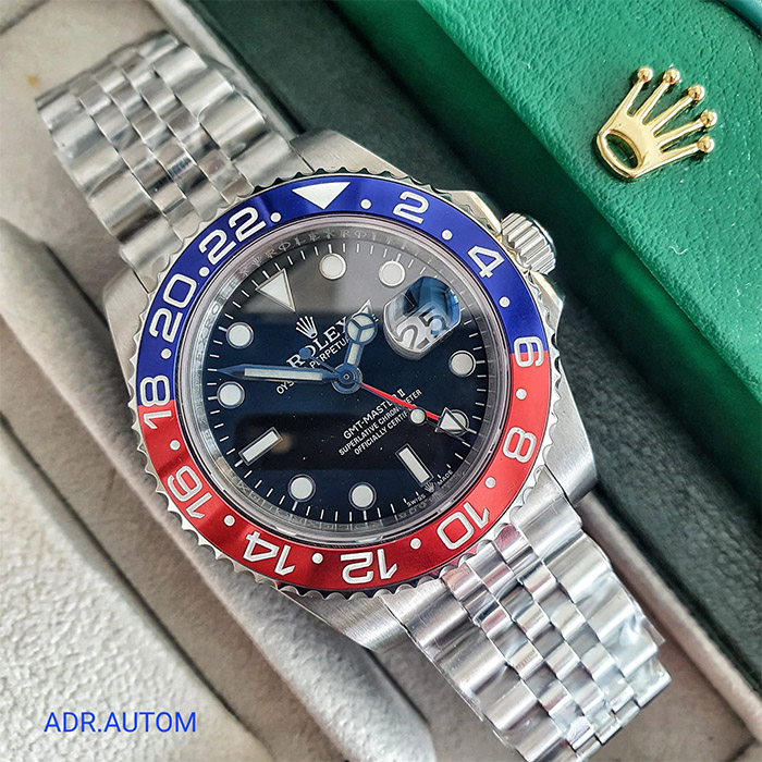 Rolex Oyster Perpetual GMT-Master II con bisel rojo y azul, correa de acero inoxidable y diseño de lujo, ideal para viajeros frecuentes.