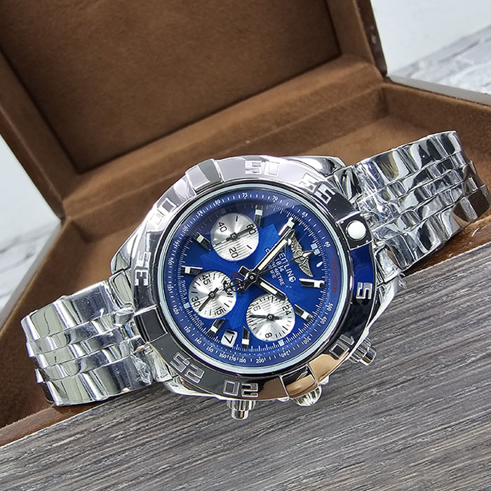 Reloj Breitling Chronograph de 44 mm con esfera azul brillante y diseño sofisticado, ideal para hombres de estilo moderno.