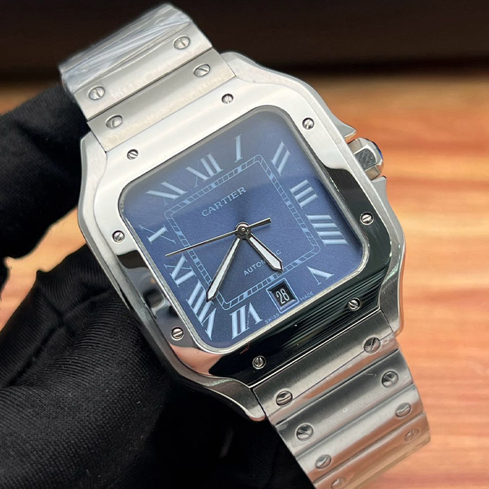 Cartier Santos Automático 38mm con esfera azul, elegante caja de acero inoxidable con números romanos y movimiento automático para un estilo moderno y exclusivo.