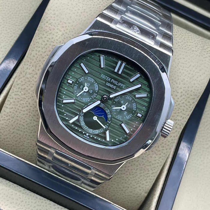 Reloj estilo Patek Philippe Geneva en acero inoxidable, esfera verde con detalles de calendario completo y fases lunares, ideal para uso casual o formal.
