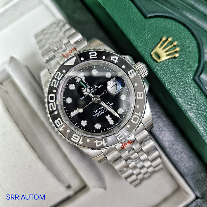 Rolex Oyster Perpetual GMT-Master II con bisel negro, correa de acero inoxidable, y diseño de lujo ideal para quienes viajan frecuentemente.