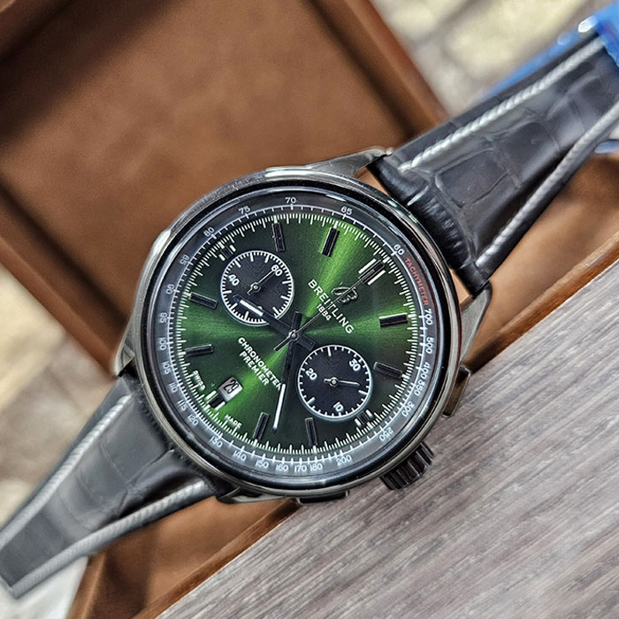 Reloj Breitling Chronometer Premier con esfera verde degradada y correa de cuero negra, ideal para un estilo clásico y moderno.