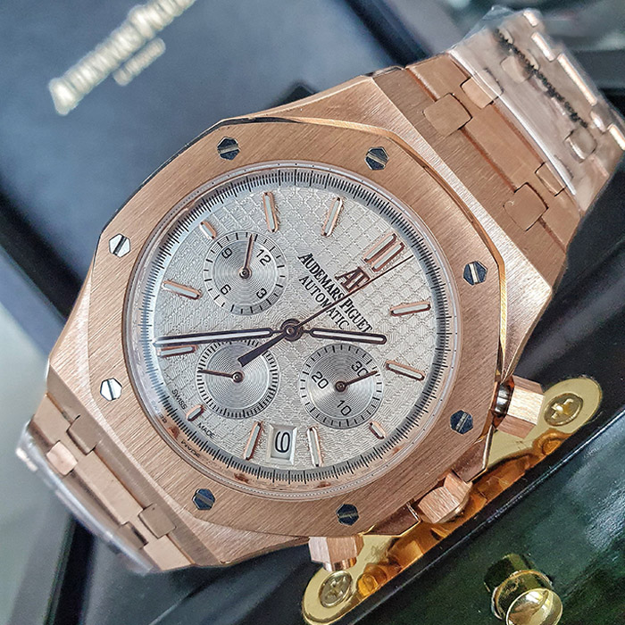 Reloj Audemars Piguet Royal Oak Chronograph con caja de oro rosa, esfera plateada texturizada y cronógrafo, perfecto para un estilo elegante y refinado.