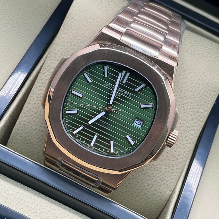 Reloj estilo Patek Philippe Geneva con brazalete en oro rosa, esfera verde texturizada y diseño exclusivo, perfecto para ocasiones formales y casuales.