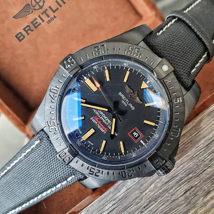 Reloj Breitling Chronometer Avenger Night Mission con diseño oscuro y correa resistente, perfecto para estilos dinámicos y modernos.