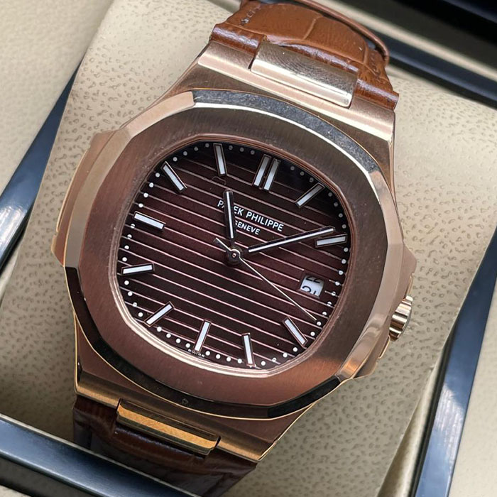 Reloj estilo Patek Philippe Geneva con esfera marrón texturizada y correa de cuero marrón, perfecto para quienes buscan un accesorio elegante y versátil.