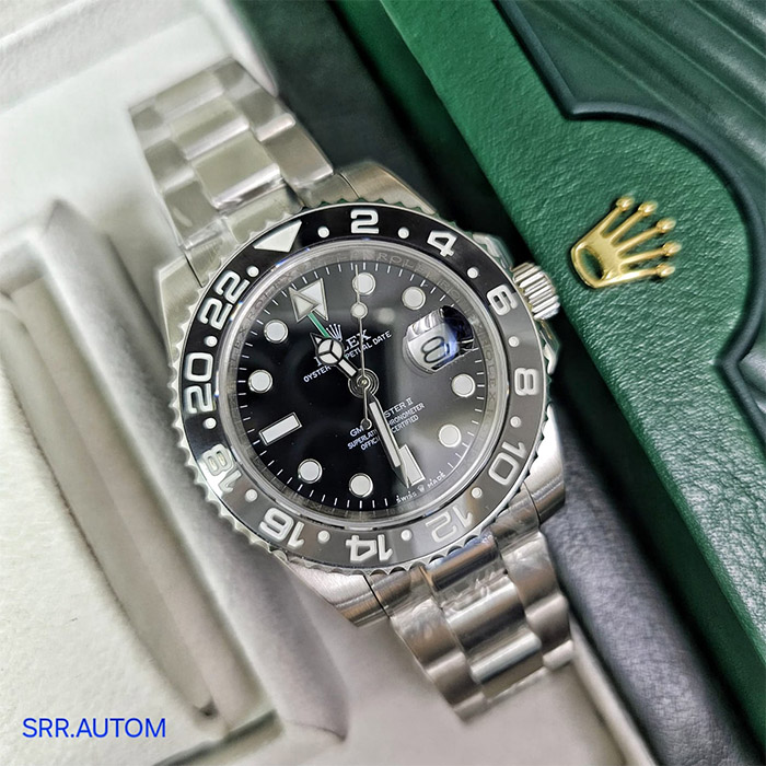 Rolex Oyster Perpetual GMT-Master II con bisel negro, correa de acero inoxidable y diseño robusto y elegante, ideal para viajeros frecuentes.