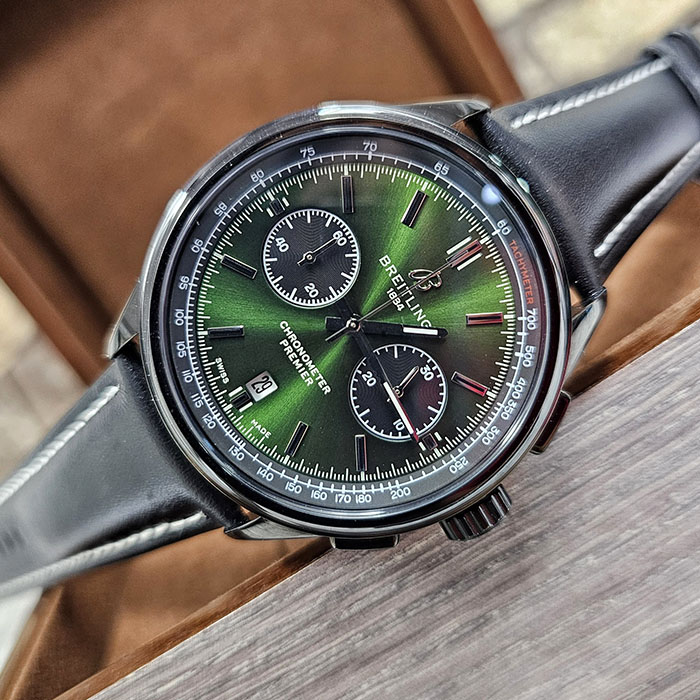 Reloj Breitling Chronometer Premier con esfera verde y diseño sofisticado, ideal para estilos modernos y elegantes.