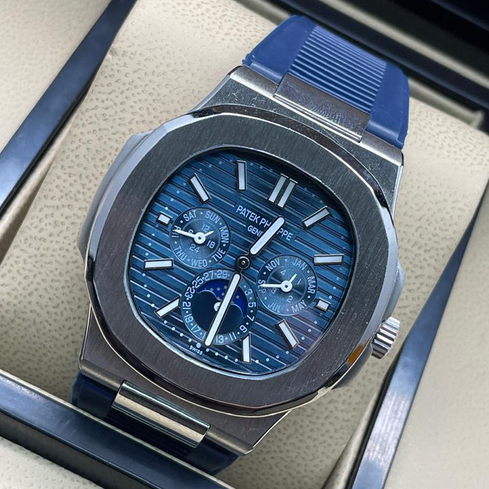 Reloj estilo Patek Philippe Geneva con correa azul y esfera azul texturizada, diseñado con múltiples funciones para un uso práctico y sofisticado.