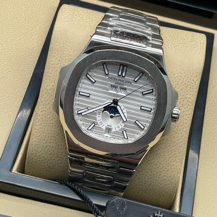 Reloj estilo Patek Philippe Geneva con diseño plateado, función de calendario lunar y detalles modernos.
