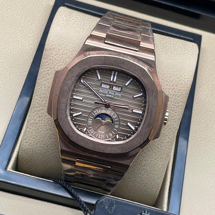 Reloj estilo Patek Philippe Geneva en color bronce con calendario lunar y diseño exclusivo.