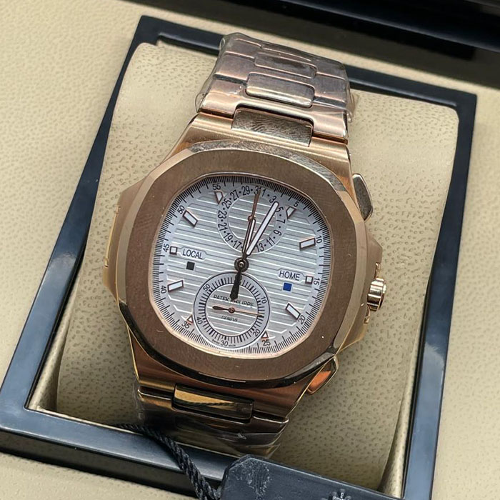 Reloj estilo Patek Philippe Geneva en oro rosado con múltiples zonas horarias y diseño exclusivo.