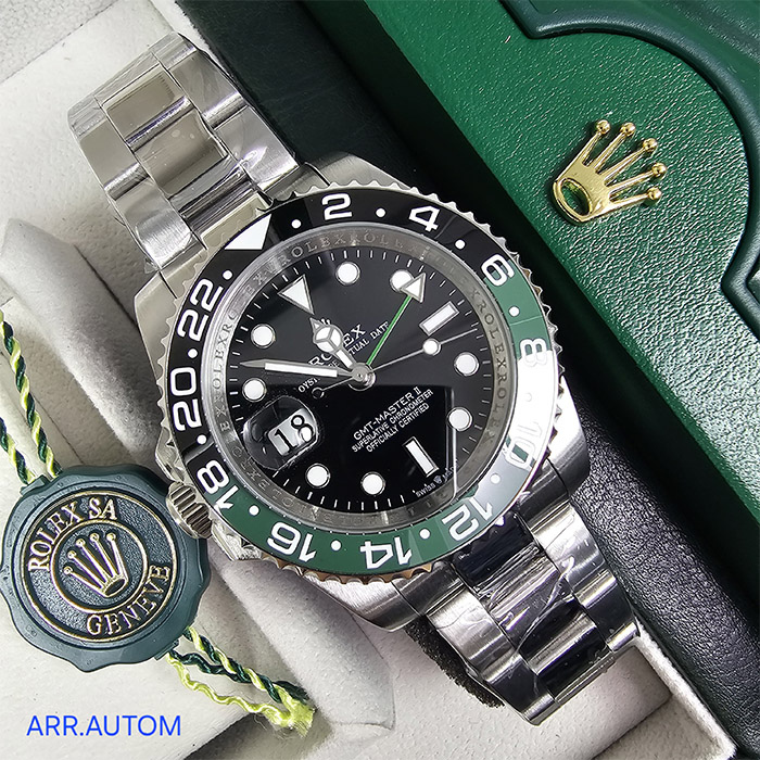 Rolex Oyster Perpetual GMT-Master II con bisel verde, correa de acero inoxidable y capacidad para monitorear múltiples zonas horarias, ideal para viajeros.