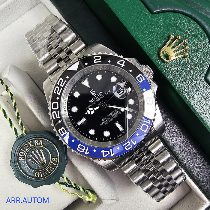 Rolex Oyster Perpetual GMT-Master II con bisel azul y negro, correa de acero inoxidable y función para múltiples zonas horarias, ideal para viajeros frecuentes.
