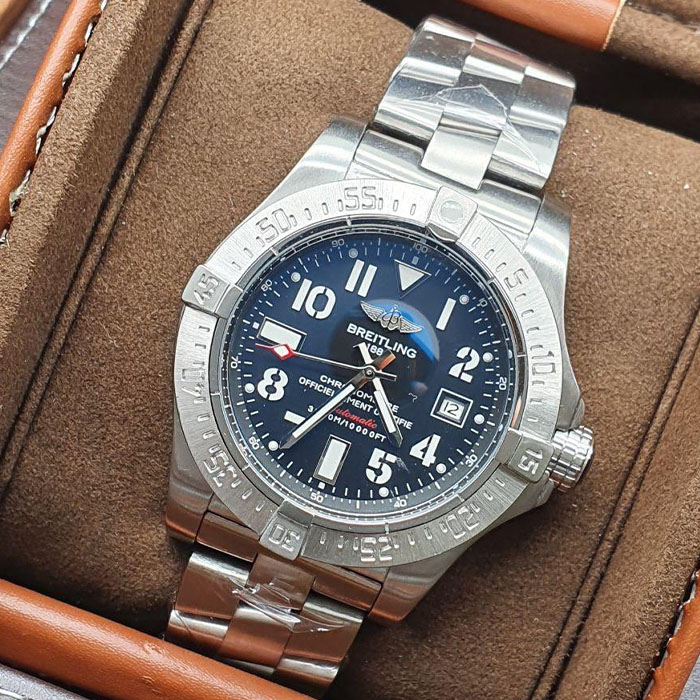 Reloj Breitling Chronometer con diseño deportivo, elaborado en acero inoxidable y resistencia al agua.