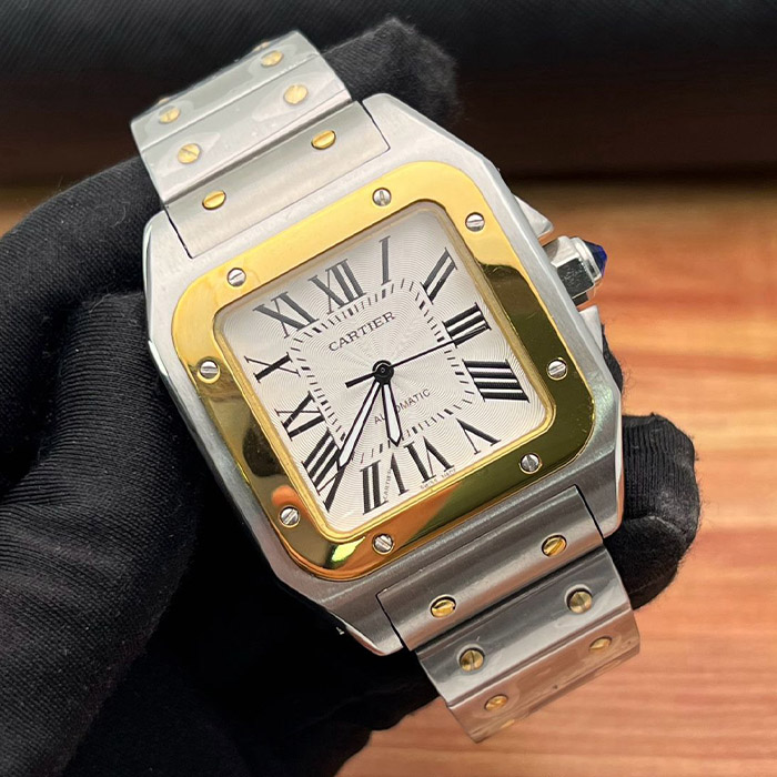 Reloj Cartier Santos Automatic 40mm con caja de acero inoxidable y detalles dorados, correa de acero y esfera con números romanos, una pieza de lujo atemporal.