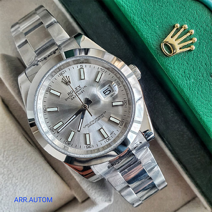 Reloj Rolex AAA Datejust Oyster Perpetual con esfera plateada, indicadores luminiscentes, lupa Cyclops para la fecha y brazalete de acero inoxidable. Certificación Superlative Chronometer.
