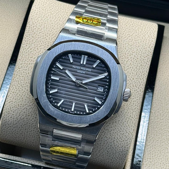 Reloj estilo Patek Philippe Geneva con acabado en acero inoxidable, esfera negra y diseño contemporáneo.