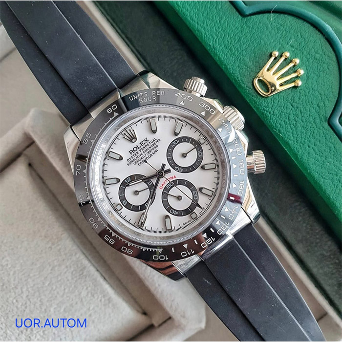 Rolex Daytona Oyster Perpetual con carátula blanca, cronógrafo, bisel negro y correa de caucho, ideal para los amantes de la velocidad y la precisión.