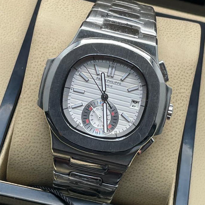 Reloj estilo Patek Philippe Geneva de acero inoxidable con cronógrafo y esfera plateada de diseño sofisticado.