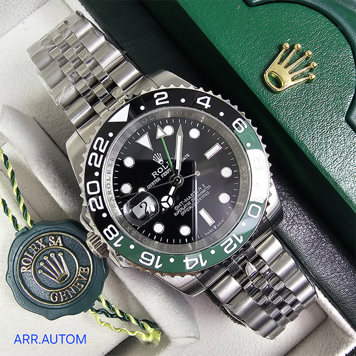 Rolex GMT-Master II Oyster Perpetual con bisel verde, carátula negra, correa metálica y función de fecha. Ideal para quienes buscan un reloj de alta gama con funcionalidad y diseño moderno.