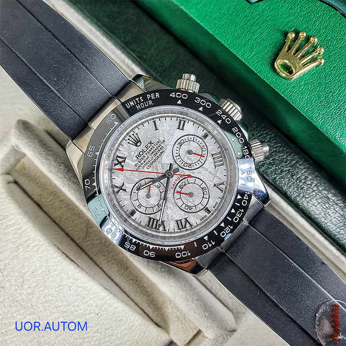 Rolex GMT-Master II Oyster Perpetual con bisel verde, carátula negra, correa metálica y función de fecha. Ideal para quienes buscan un reloj de alta gama con funcionalidad y diseño moderno.
