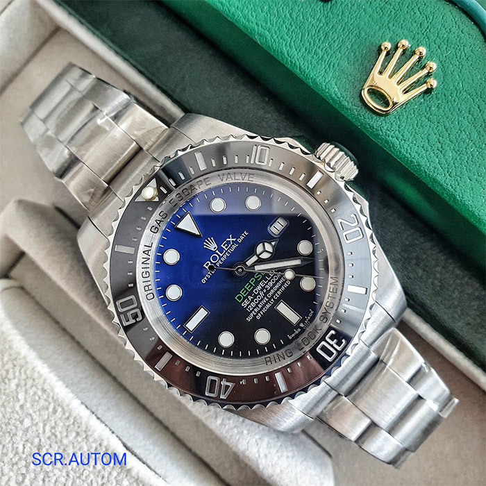 Rolex Sea-Dweller Oyster Perpetual con carátula azul, resistencia al agua y diseño ideal para buceadores. Un reloj robusto y preciso para condiciones extremas.