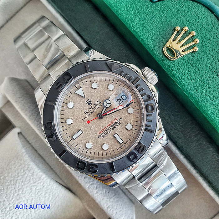 Rolex Yacht-Master con carátula dorada y correa de acero inoxidable. Un reloj de lujo ideal para quienes buscan funcionalidad y elegancia en un solo accesorio.