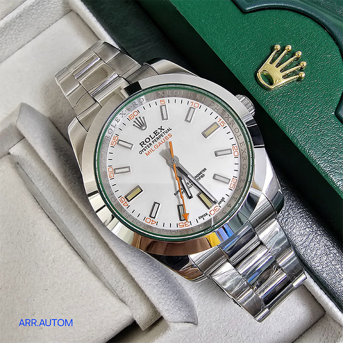 Rolex Milgauss con carátula blanca, detalles en verde y naranja, y correa de acero inoxidable. Un reloj elegante y preciso, ideal para quienes buscan funcionalidad y estilo.