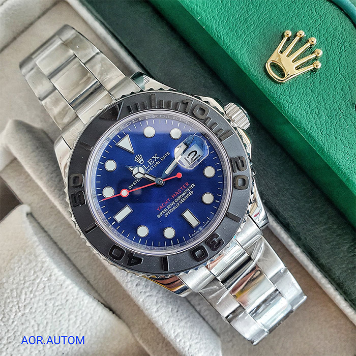 Rolex Yacht-Master con esfera azul y detalles en acero inoxidable. Diseño moderno y elegante ideal para personas con un estilo sofisticado. Reloj versátil y resistente.