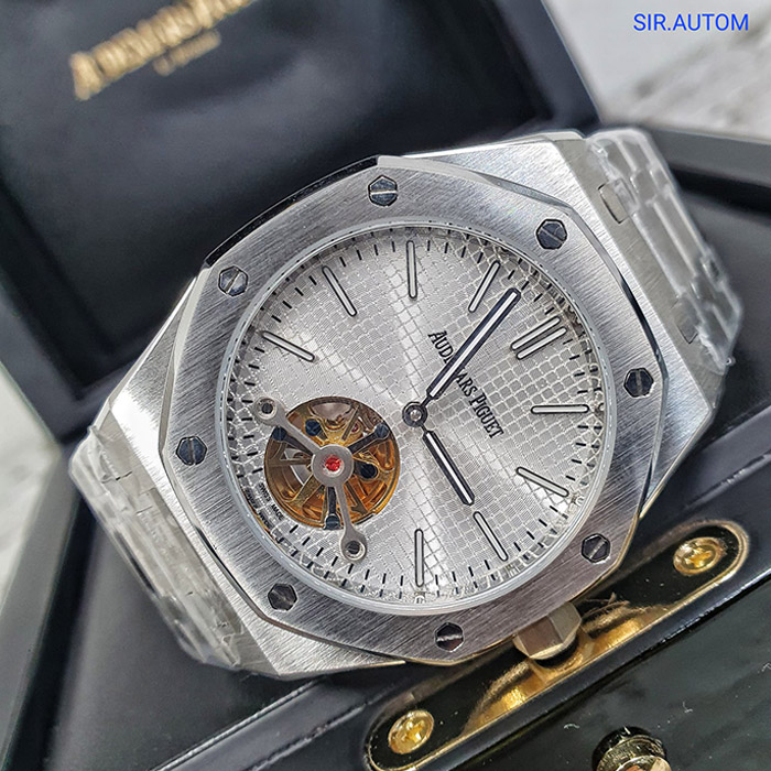 Audemars Piguet Royal Oak Tourbillon con caja de acero inoxidable, diseño elegante, y tourbillon visible para una experiencia única de lujo.