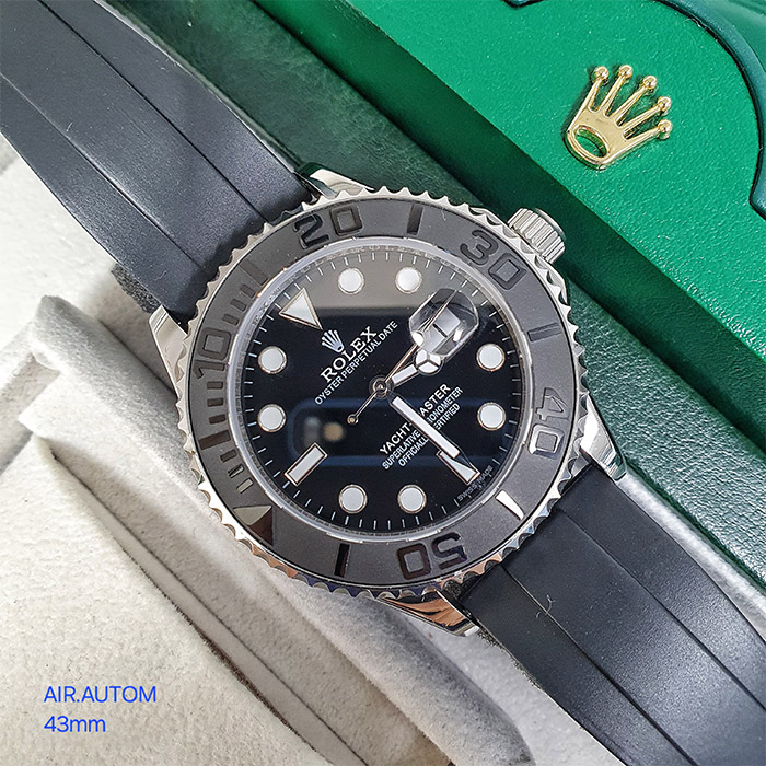 Rolex Yacht-Master 43mm con caja de acero inoxidable y correa de goma negra. Un reloj resistente y elegante, ideal para cualquier ocasión.