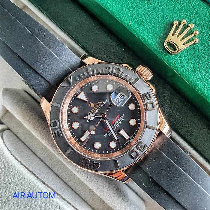 Rolex Yacht-Master 40mm con caja de acero inoxidable, detalles en oro rosa y correa de goma negra. Un reloj sofisticado ideal para el día a día.
